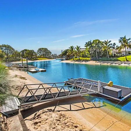 Broadbeach Bungalow - Heated Pool - Sleeps 7 ゴールドコースト エクステリア 写真