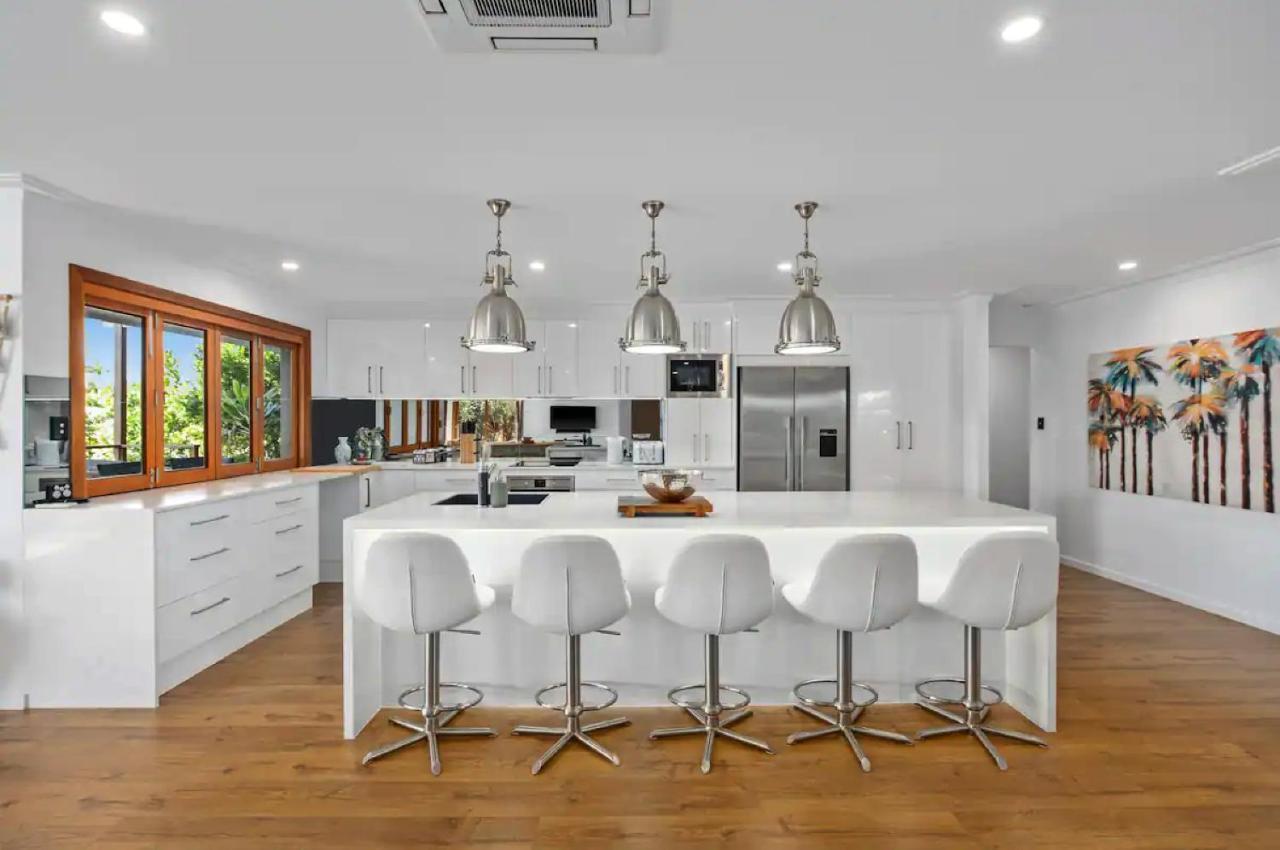 Broadbeach Bungalow - Heated Pool - Sleeps 7 ゴールドコースト エクステリア 写真