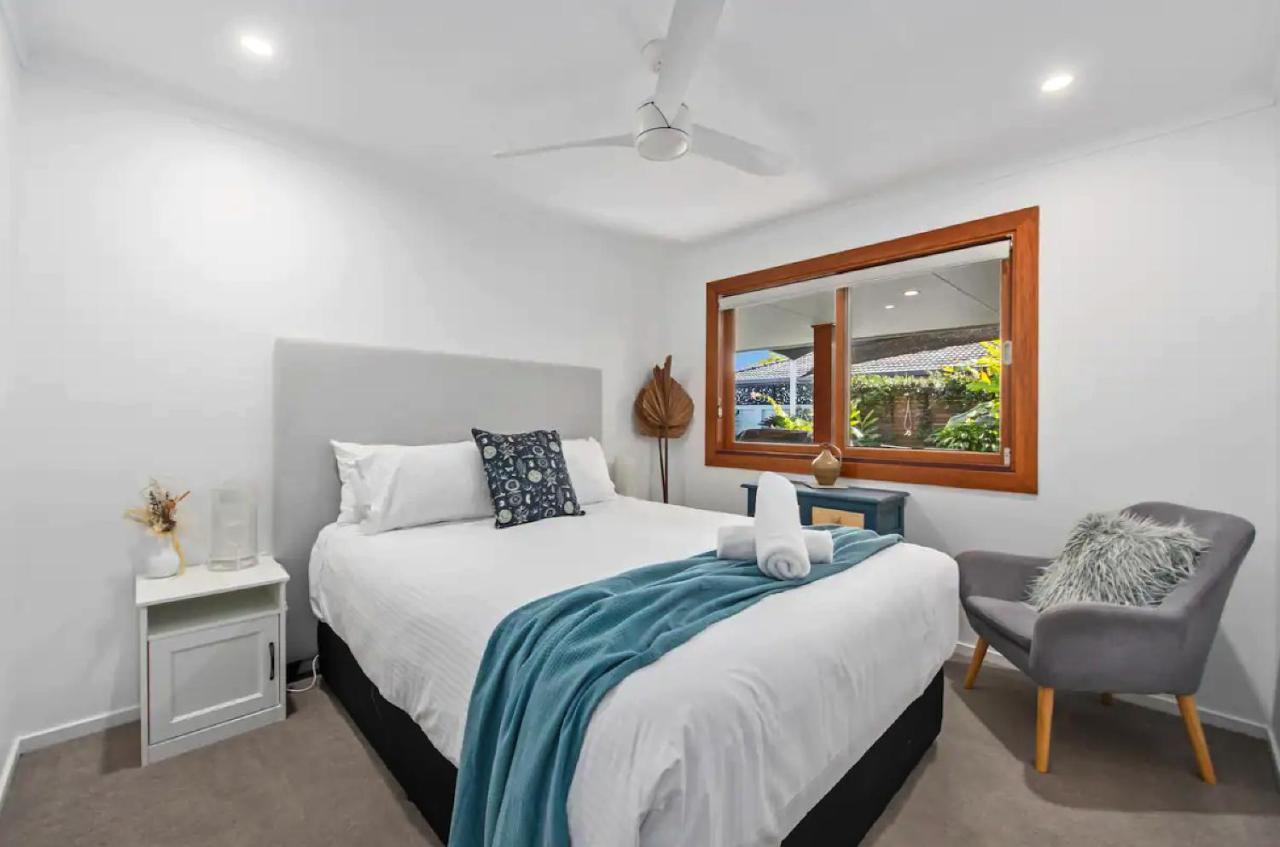 Broadbeach Bungalow - Heated Pool - Sleeps 7 ゴールドコースト エクステリア 写真